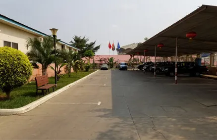 Estacionamento e areas exterioras da base de Cabinda